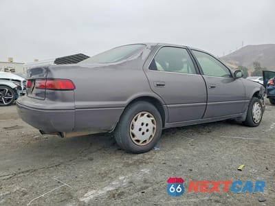 Trzecie zdjęcie samochodu z tyłu: 1998 TOYOTA CAMRY LE VIN:JT2BG22KXW0241810 - miniatura