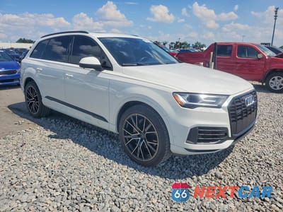 Czwarte zdjęcie samochodu z boku: 2021 AUDI Q7 PREMIUM PLUS VIN:WA1LXAF75MD017081 - miniatura
