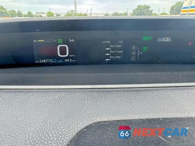 Zdjęcie 8 z 10 samochodu: 2016 TOYOTA PRIUS FOUR VIN:JTDKARFU1G3515263 - miniatura