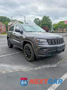 Czwarte zdjęcie samochodu z boku: 2018 JEEP GRAND CHEROKEE LAREDO VIN:1C4RJFAG4JC147876 - miniatura
