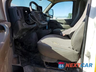 Zdjęcie 7 z 13 samochodu: 2015 GMC SAVANA CUT - BOX TRUCK VIN:1GD373CG3F1131442 - miniatura