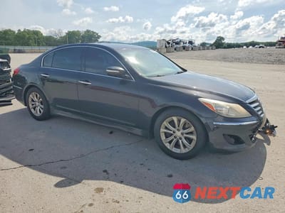 Czwarte zdjęcie samochodu z boku: 2013 HYUNDAI GENESIS 3.8L VIN:KMHGC4DD1DU243112 - miniatura