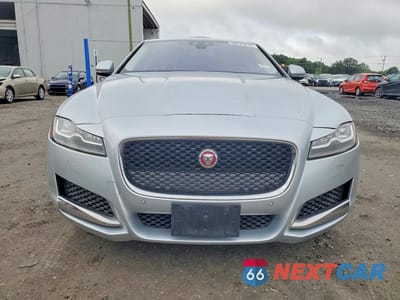 Piąte zdjęcie samochodu w środku: 2018 JAGUAR XF PRESTIGE VIN:SAJBE4EV4JCY56098 - miniatura