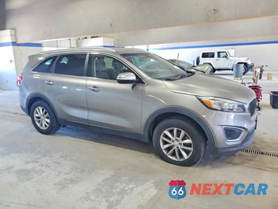 Czwarte zdjęcie samochodu z boku: 2017 KIA SORENTO VIN:5XYPG4A36HG296979 - miniatura
