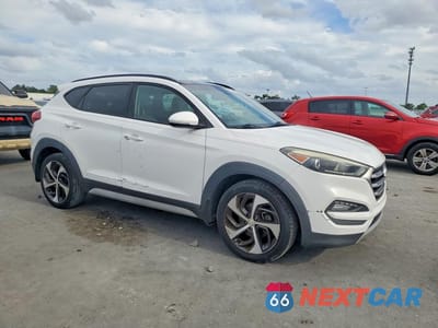 Czwarte zdjęcie samochodu z boku: 2018 HYUNDAI TUCSON VALUE VIN:KM8J33A27JU670065 - miniatura