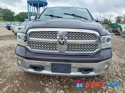 Piąte zdjęcie samochodu w środku: 2016 RAM 1500 LARAMIE 4WD 3.0L V6 TDSL VIN:1C6RR7NM5GS316985 - miniatura