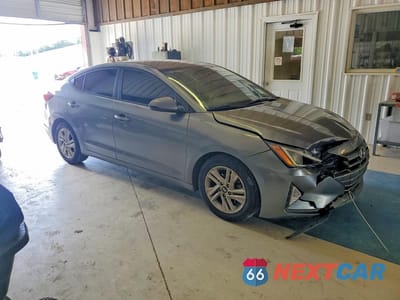 Czwarte zdjęcie samochodu z boku: 2019 HYUNDAI ELANTRA SEL VIN:5NPD84LF3KH457344 - miniatura