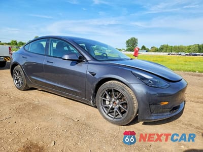 Czwarte zdjęcie samochodu z boku: 2022 TESLA MODEL 3 VIN:5YJ3E1EB6NF236725 - miniatura