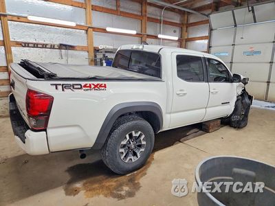 Trzecie zdjęcie samochodu z tyłu: 2019 TOYOTA TACOMA TRD OFF-ROAD VIN:3TMCZ5AN2KM208598 - miniatura
