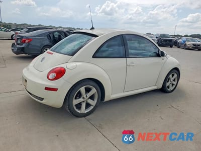 Trzecie zdjęcie samochodu z tyłu: 2008 VOLKSWAGEN NEW BEETLE TRIPLE WHITE VIN:3VWFW31C88M517345 - miniatura