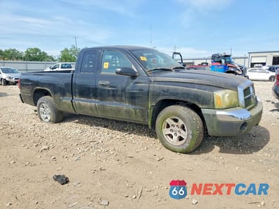 Czwarte zdjęcie samochodu z boku: 2005 DODGE DAKOTA SLT VIN:1D7HE42K85S176807 - miniatura