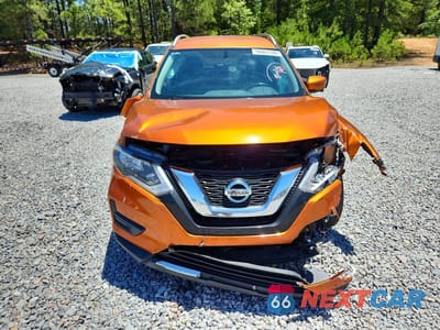 Piąte zdjęcie samochodu w środku: 2017 NISSAN ROGUE SV VIN:JN8AT2MT2HW147879 - miniatura