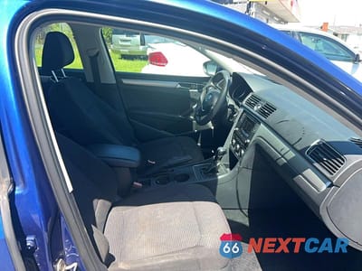 Piąte zdjęcie samochodu w środku: 2016 VOLKSWAGEN PASSAT S VIN:1VWAS7A38GC019000 - miniatura