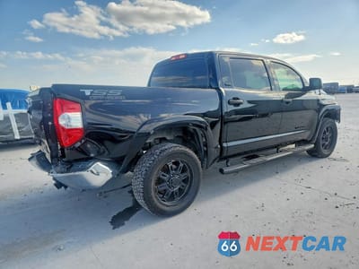 Trzecie zdjęcie samochodu z tyłu: 2017 TOYOTA TUNDRA CREWMAX SR5 VIN:5TFEM5F13HX114455 - miniatura