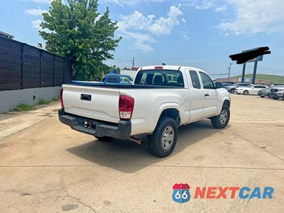 Czwarte zdjęcie samochodu z boku: 2017 TOYOTA TACOMA SR VIN:5TFRX5GN2HX098369 - miniatura