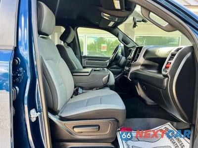 Piąte zdjęcie samochodu w środku: 2021 RAM 1500 BIG HORN/LONE STAR VIN:1C6RRFFG2MN612835 - miniatura