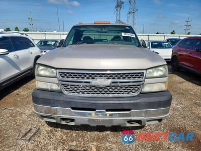 Piąte zdjęcie samochodu w środku: 2005 CHEVROLET SILVERADO K2500 HEAVY DUTY VIN:1GCHK29U65E206397 - miniatura