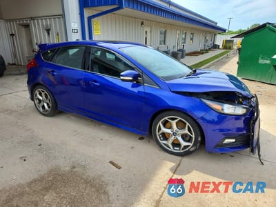 Czwarte zdjęcie samochodu z boku: 2015 FORD FOCUS ST VIN:1FADP3L91FL216400 - miniatura