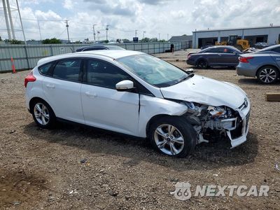 Czwarte zdjęcie samochodu z boku: 2014 FORD FOCUS SE VIN:1FADP3K22EL372030 - miniatura