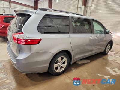 Trzecie zdjęcie samochodu z tyłu: 2017 TOYOTA SIENNA LE VIN:5TDKZ3DC1HS870840 - miniatura
