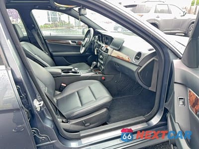 Piąte zdjęcie samochodu w środku: 2013 MERCEDES-BENZ C 300 4MATIC VIN:WDDGF8AB0DA831516 - miniatura