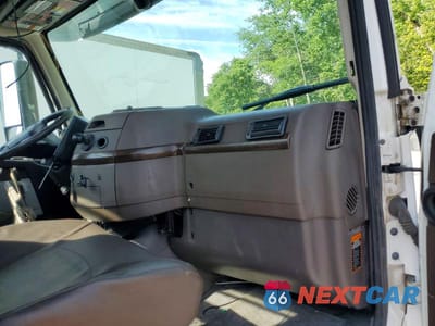 Piąte zdjęcie samochodu w środku: 2018 VOLVO VNL SEMI TRUCK VIN:4V4N39TG3JN892568 - miniatura