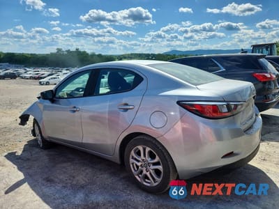 Drugie zdjęcie samochodu z przodu: 2018 TOYOTA YARIS IA BASE VIN:3MYDLBYV9JY328045 - miniatura