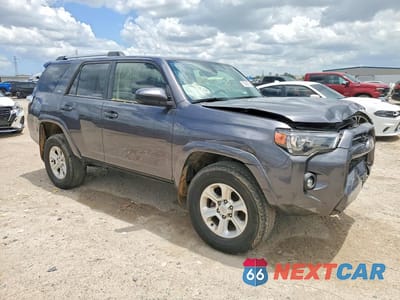 Czwarte zdjęcie samochodu z boku: 2023 TOYOTA 4RUNNER SR5 VIN:JTEMU5JR6P6097997 - miniatura