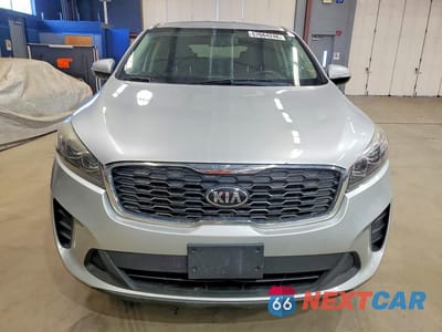 Piąte zdjęcie samochodu w środku: 2019 KIA SORENTO LX V6 VIN:5XYPG4A55KG483400 - miniatura