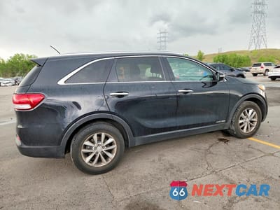 Trzecie zdjęcie samochodu z tyłu: 2016 KIA SORENTO LX V6 VIN:5XYPGDA50GG135379 - miniatura