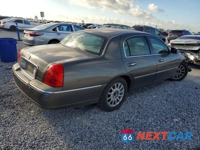 Trzecie zdjęcie samochodu z tyłu: 2004 LINCOLN TOWN CAR SIGNATURE VIN:1LNHM81W24Y671200 - miniatura