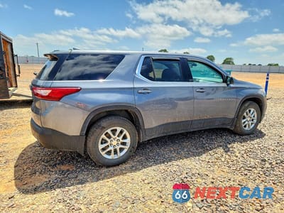 Trzecie zdjęcie samochodu z tyłu: 2021 CHEVROLET TRAVERSE LS VIN:1GNERFKW2MJ194781 - miniatura