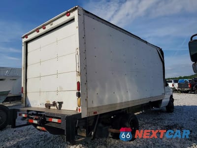 Trzecie zdjęcie samochodu z tyłu: 2002 FORD E350 BOX TRUCK VIN:1FDWE35L72HB14741 - miniatura