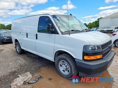 Czwarte zdjęcie samochodu z boku: 2020 CHEVROLET EXPRESS G2500 VIN:1GCWGAFGXL1209566 - miniatura