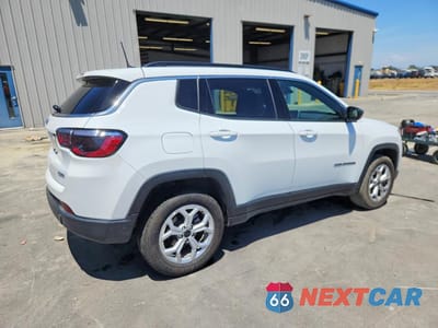 Trzecie zdjęcie samochodu z tyłu: 2025 JEEP COMPASS LATITUDE VIN:3C4NJDBNXST619150 - miniatura
