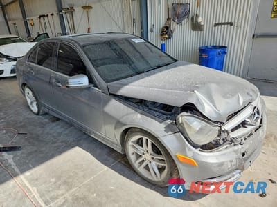 Czwarte zdjęcie samochodu z boku: 2013 MERCEDES-BENZ C 300 4MATIC VIN:WDDGF8AB7DR256767 - miniatura