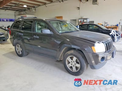 Czwarte zdjęcie samochodu z boku: 2005 JEEP GRAND CHEROKEE LAREDO VIN:1J4GR48K95C538035 - miniatura