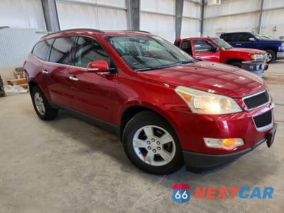 Czwarte zdjęcie samochodu z boku: 2012 CHEVROLET TRAVERSE LT VIN:1GNKVGED1CJ102623 - miniatura