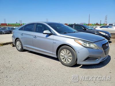 Czwarte zdjęcie samochodu z boku: 2017 HYUNDAI SONATA HYBRID SE VIN:KMHE24L11HA046708 - miniatura