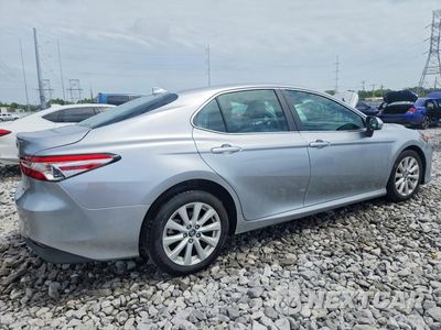 Trzecie zdjęcie samochodu z tyłu: 2020 TOYOTA CAMRY LE VIN:4T1C11AK6LU872255 - miniatura