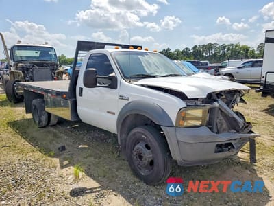 Czwarte zdjęcie samochodu z boku: 2005 FORD F450 SUPER - FLATBED VIN:1FDXF46P65EA16881 - miniatura