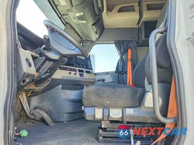 Piąte zdjęcie samochodu w środku: 2020 FREIGHTLINER CASCADIA 126 SEMI TRUCK VIN:3AKJHHDV0LSLG9972 - miniatura