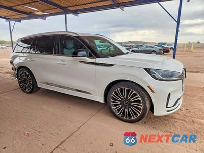 Czwarte zdjęcie samochodu z boku: 2025 LINCOLN AVIATOR BLACK LABEL VIN:5LM5J9XC7SGL28932 - miniatura