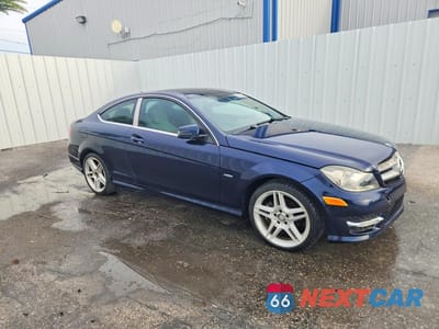 Czwarte zdjęcie samochodu z boku: 2012 MERCEDES-BENZ C 250 VIN:WDDGJ4HB3CF746345 - miniatura