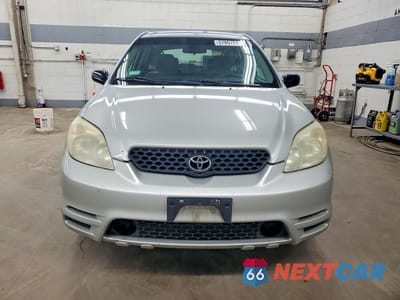 Piąte zdjęcie samochodu w środku: 2004 TOYOTA COROLLA MATRIX XR VIN:2T1KR32EX4C225160 - miniatura