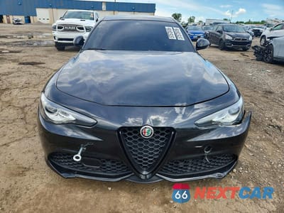 Piąte zdjęcie samochodu w środku: 2017 ALFA ROMEO GIULIA TI Q4 VIN:ZARFAEEN4H7544406 - miniatura