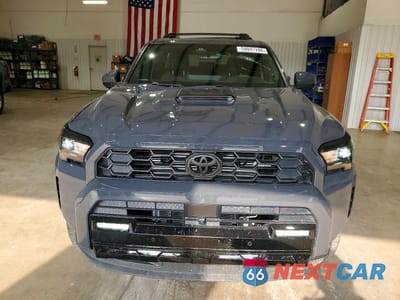 Piąte zdjęcie samochodu w środku: 2026 TOYOTA 4RUNNER VIN:JTEVA5AR8T5010744 - miniatura