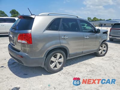 Trzecie zdjęcie samochodu z tyłu: 2012 KIA SORENTO EX VIN:5XYKU4A21CG210559 - miniatura