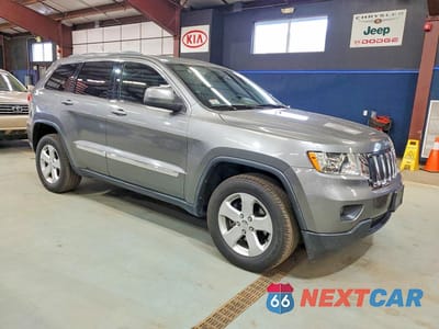 Czwarte zdjęcie samochodu z boku: 2012 JEEP GRAND CHEROKEE LAREDO VIN:1C4RJFAG8CC233789 - miniatura
