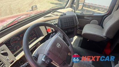 Zdjęcie 9 z 10 samochodu: 2014 VOLVO VNL SEMI TRUCK VIN:4V4NC9EH4EN161613 - miniatura